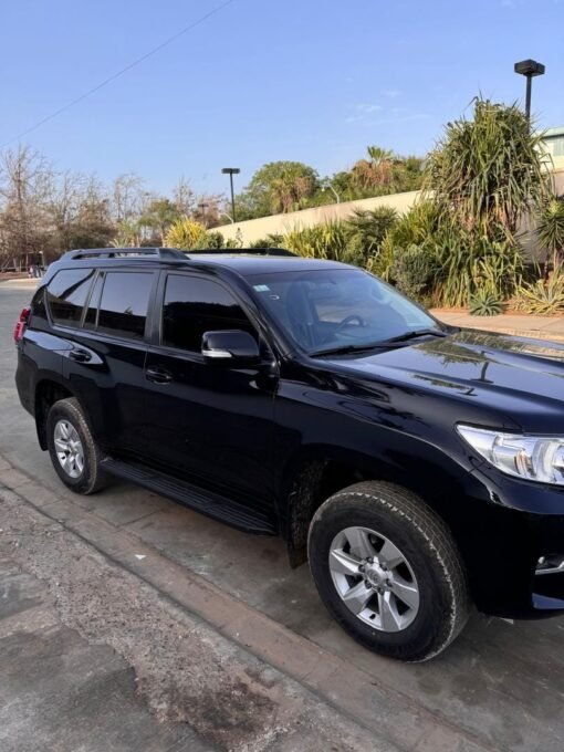 Location de véhicule avec chauffeur Toyota Prado intérieur cuir beige 5 places (Copie) – Image 3