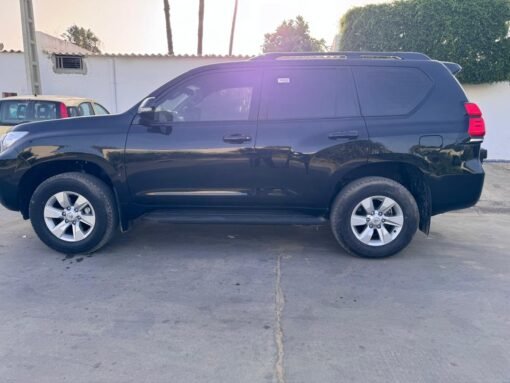 Location de véhicule avec chauffeur Toyota Prado intérieur cuir beige 5 places (Copie) – Image 5