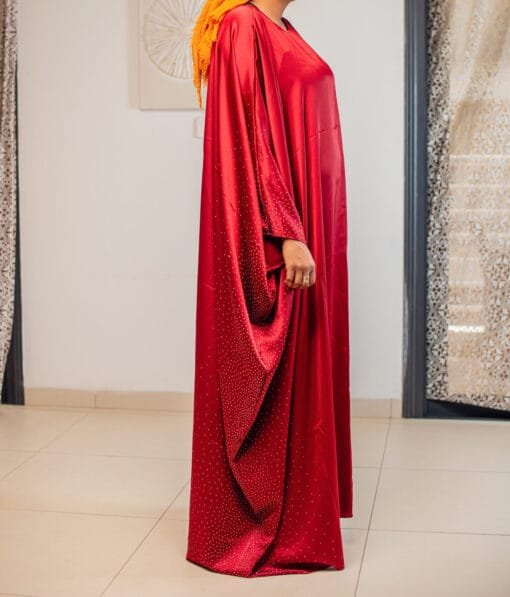 Robe abaya satinée rouge à manches strassées