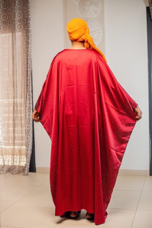 Robe abaya satinée rouge à manches strassées – Image 4