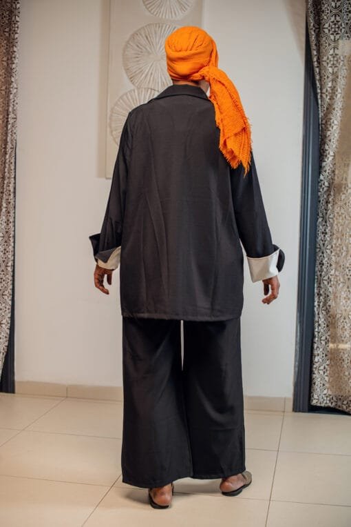 Tailleur noir à manches retournées & pantalon large – Image 2
