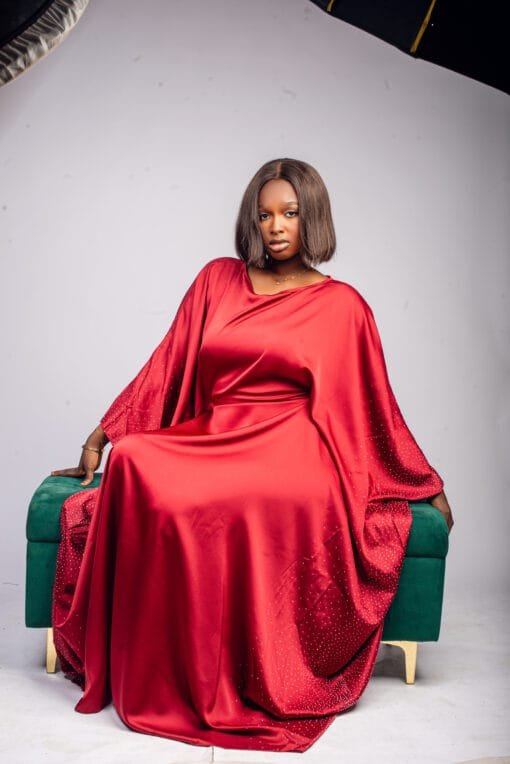Robe abaya satinée rouge à manches strassées – Image 3