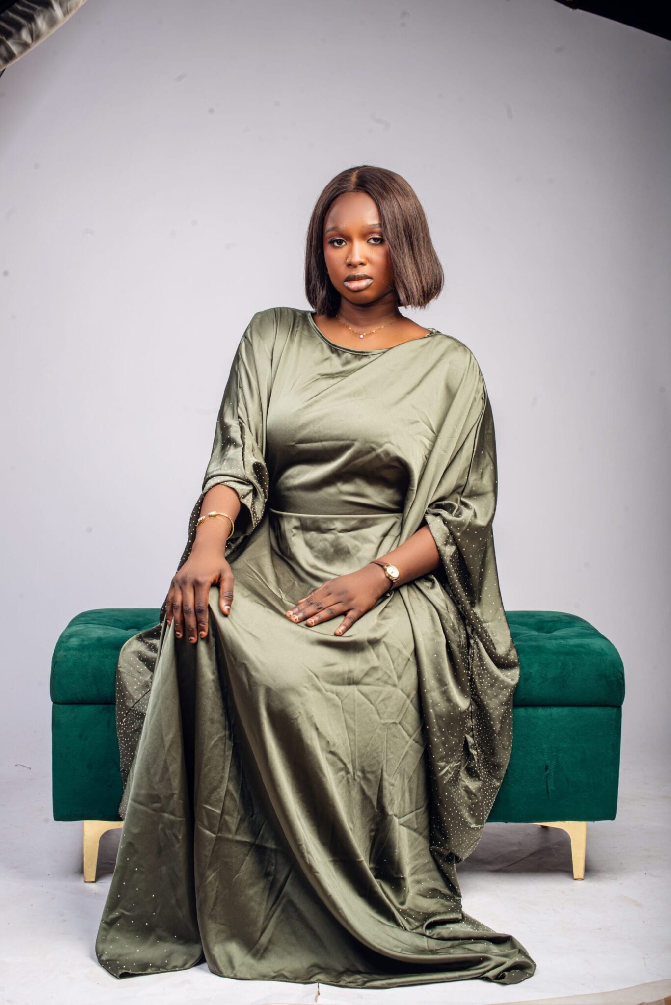 Robe abaya satinée vert à manches strassées – Image 2