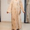 Robe longue beige à motifs floraux dorés