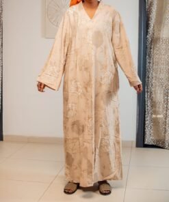 Robe longue beige à motifs floraux dorés