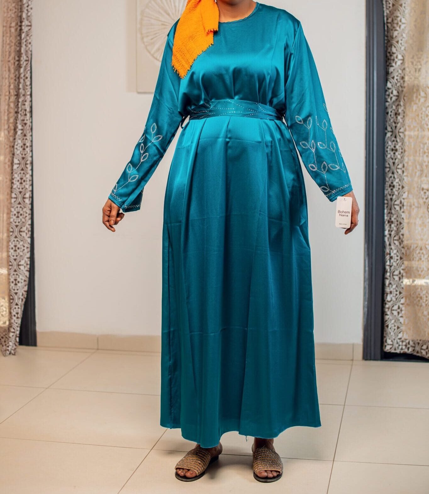 Robe satinée emeraude à motif tiges fleurs