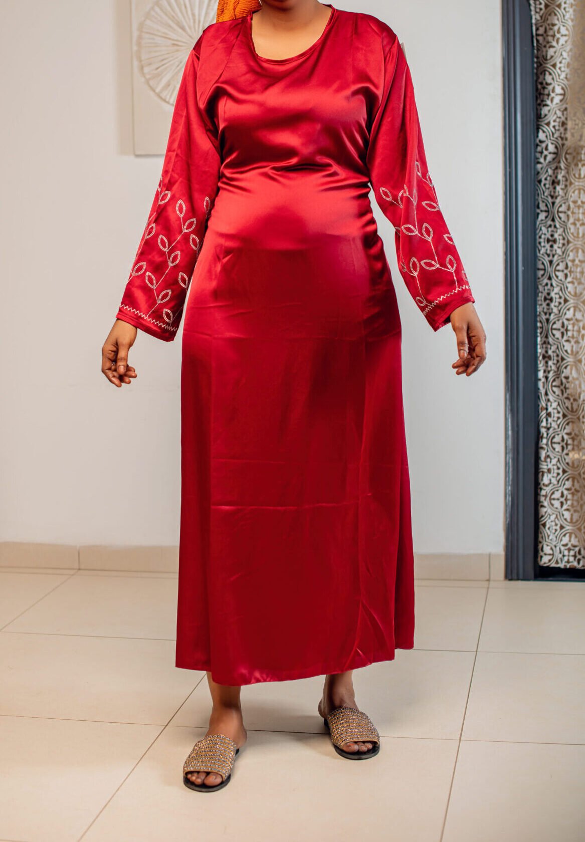 Robe satinée rouge à motif tiges fleurs