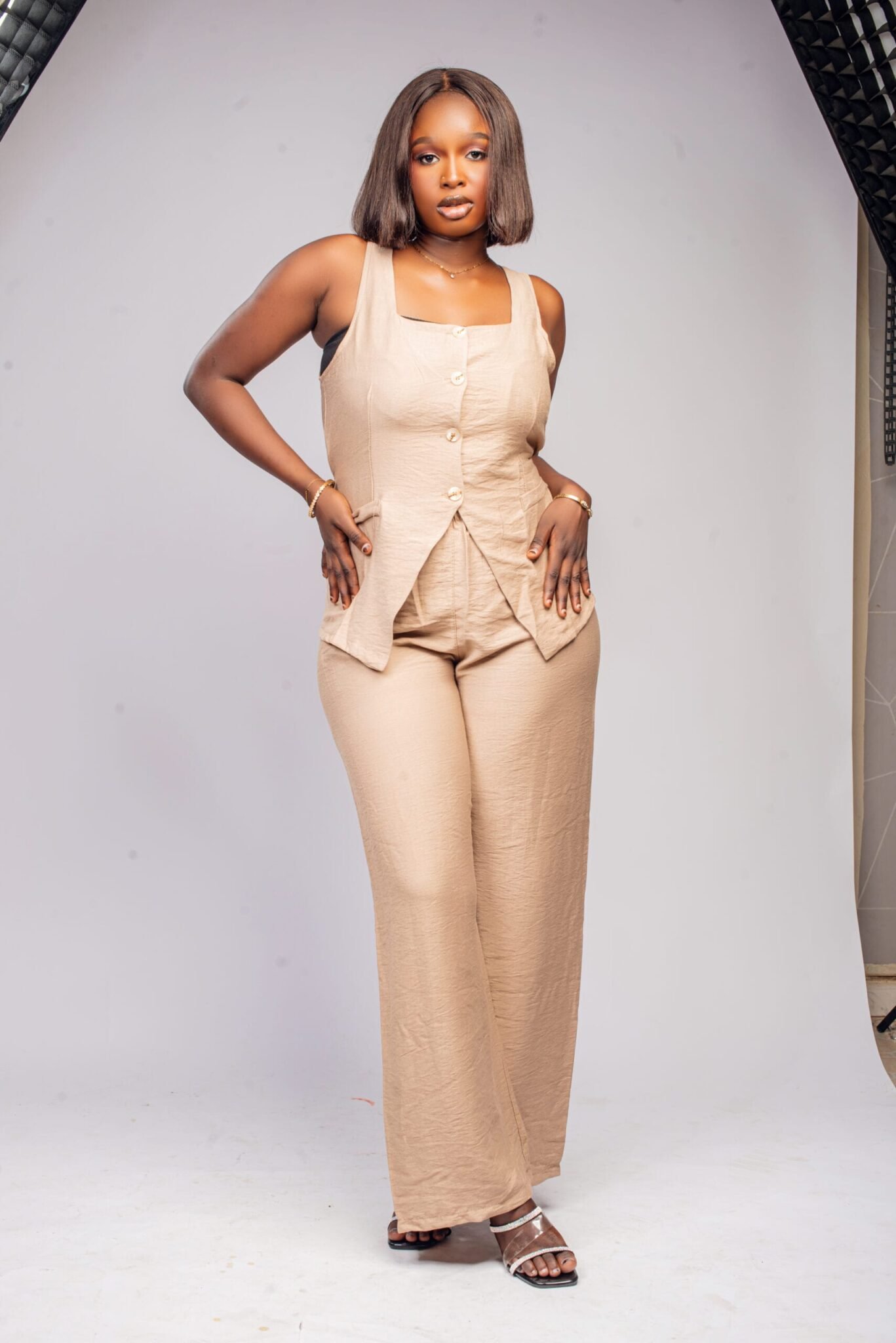 Ensemble taupe sable sans manches bas en pointe et lacets au dos