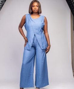 Ensemble bleu sans manches à pans croisés et ceinture à l'arrière