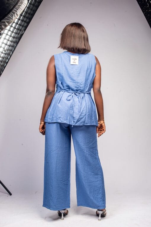 Ensemble bleu sans manches à pans croisés et ceinture à l'arrière – Image 3