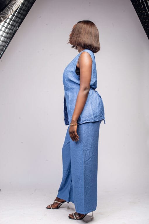 Ensemble bleu sans manches à pans croisés et ceinture à l'arrière – Image 2