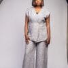 Ensemble gris sans manches texturé avec ceinture et bouton doré sculpté