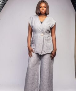 Ensemble gris sans manches texturé avec ceinture et bouton doré sculpté