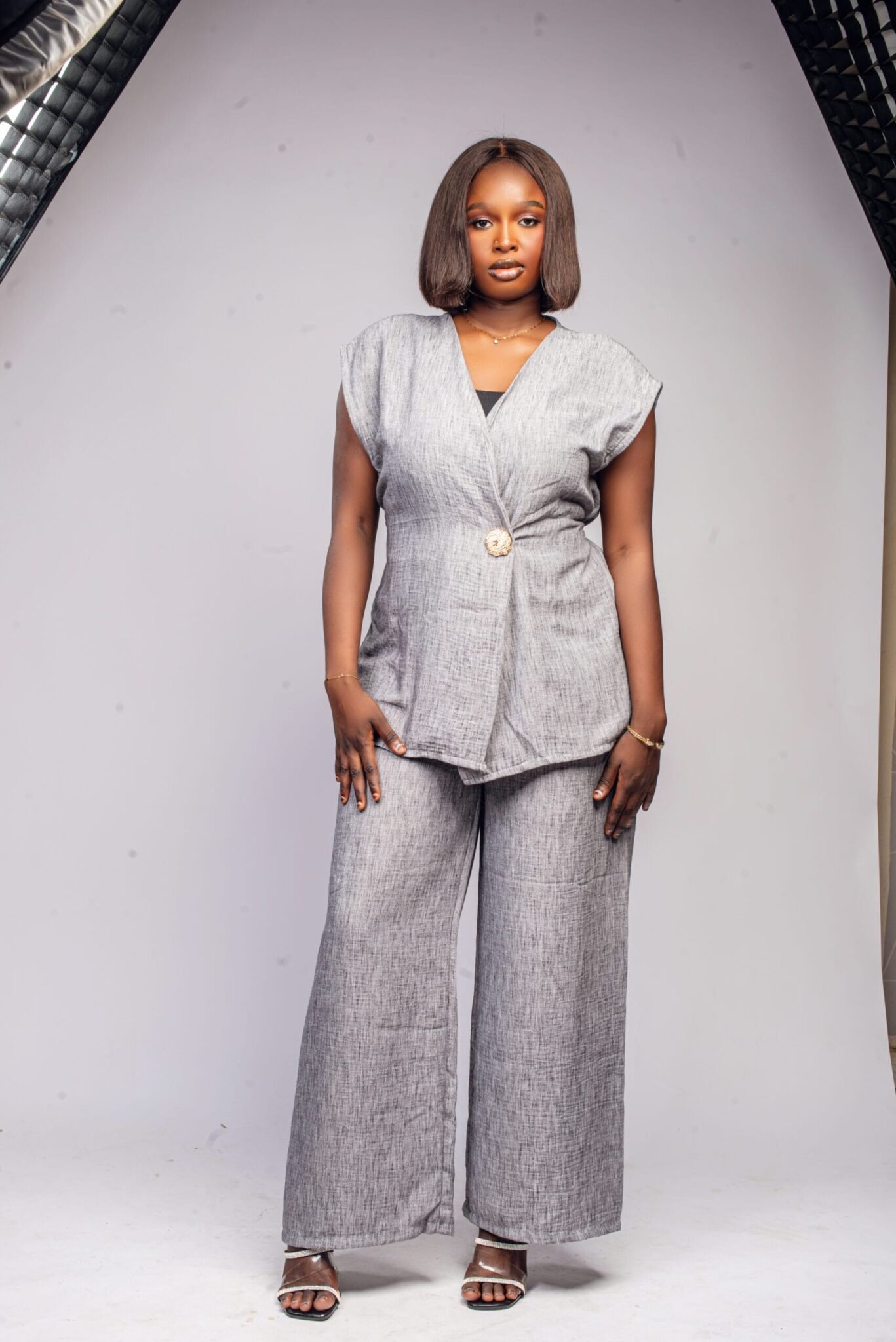 Ensemble gris sans manches texturé avec ceinture et bouton doré sculpté