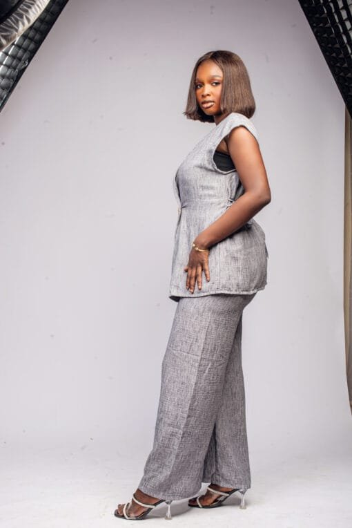 Ensemble gris sans manches texturé avec ceinture et bouton doré sculpté – Image 3