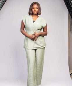 Ensemble vert sans manches texturé avec ceinture et bouton doré sculpté