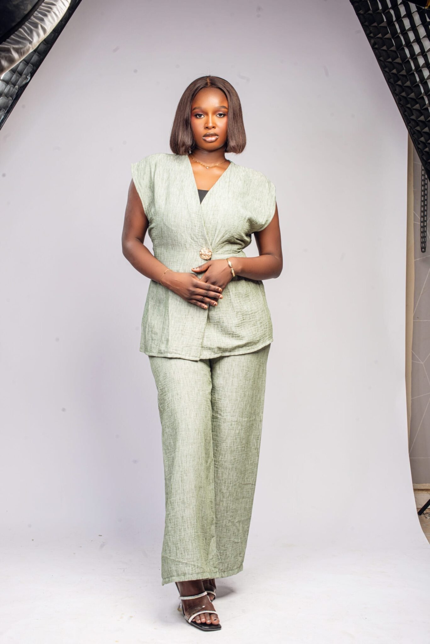 Ensemble vert sans manches texturé avec ceinture et bouton doré sculpté