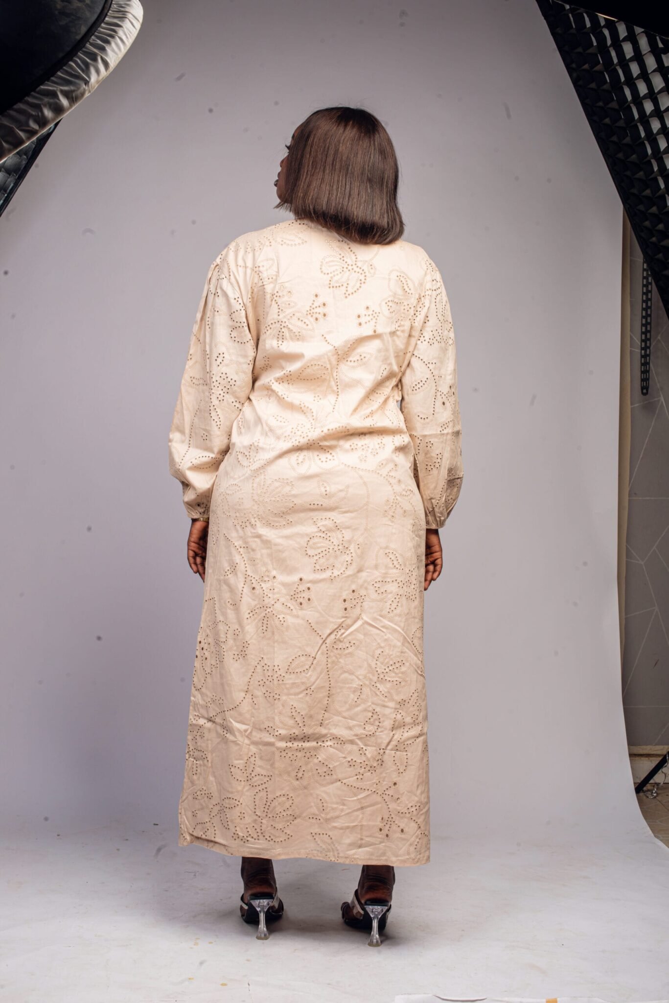 Ensemble beige Kimono brodé et robe sans manches – Image 2