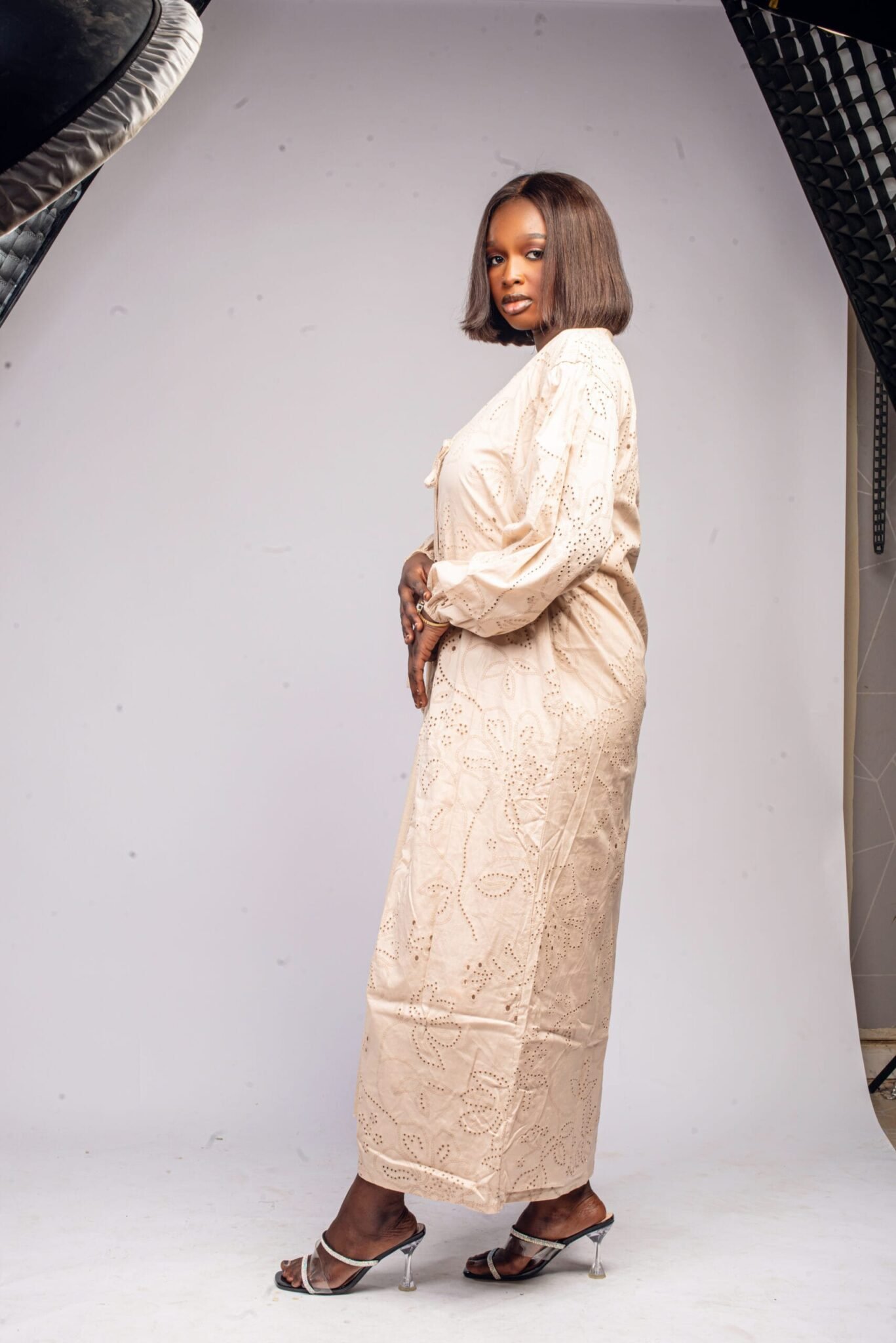 Ensemble beige Kimono brodé et robe sans manches – Image 3