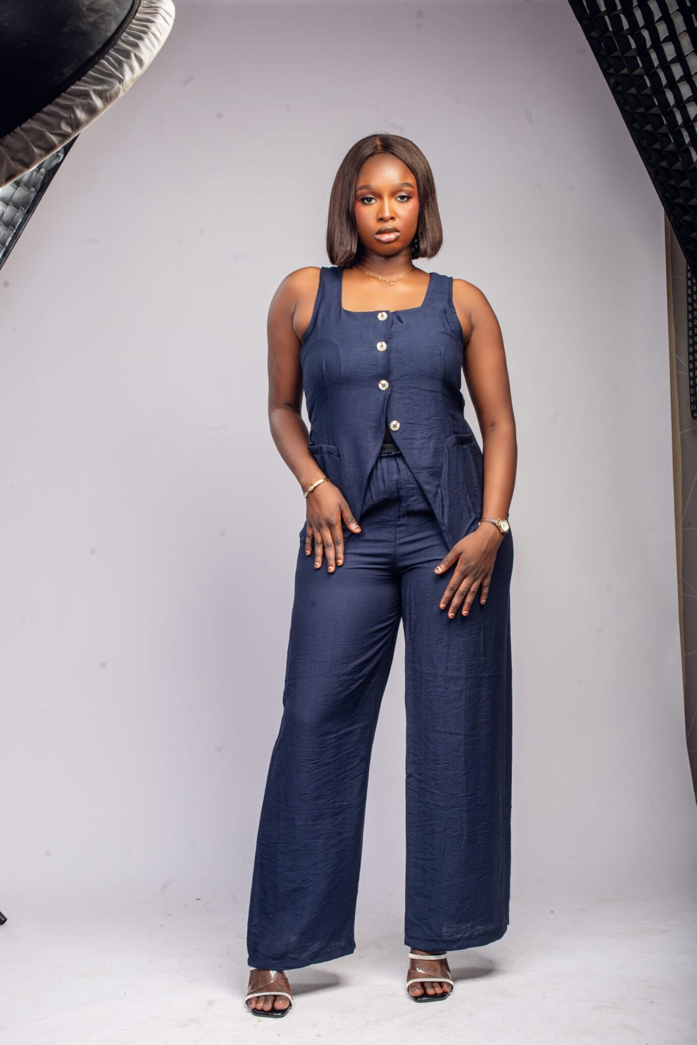 Ensemble bleu sans manches bas en pointe et lacets au dos