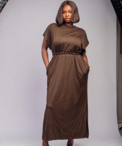 Robe longue marron manches courtes avec ceinture tressée