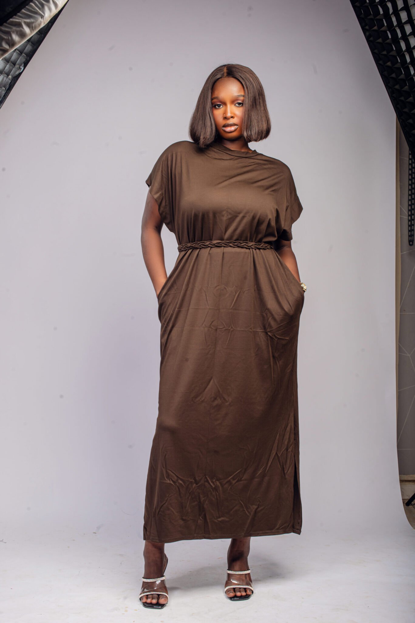 Robe longue marron manches courtes avec ceinture tressée