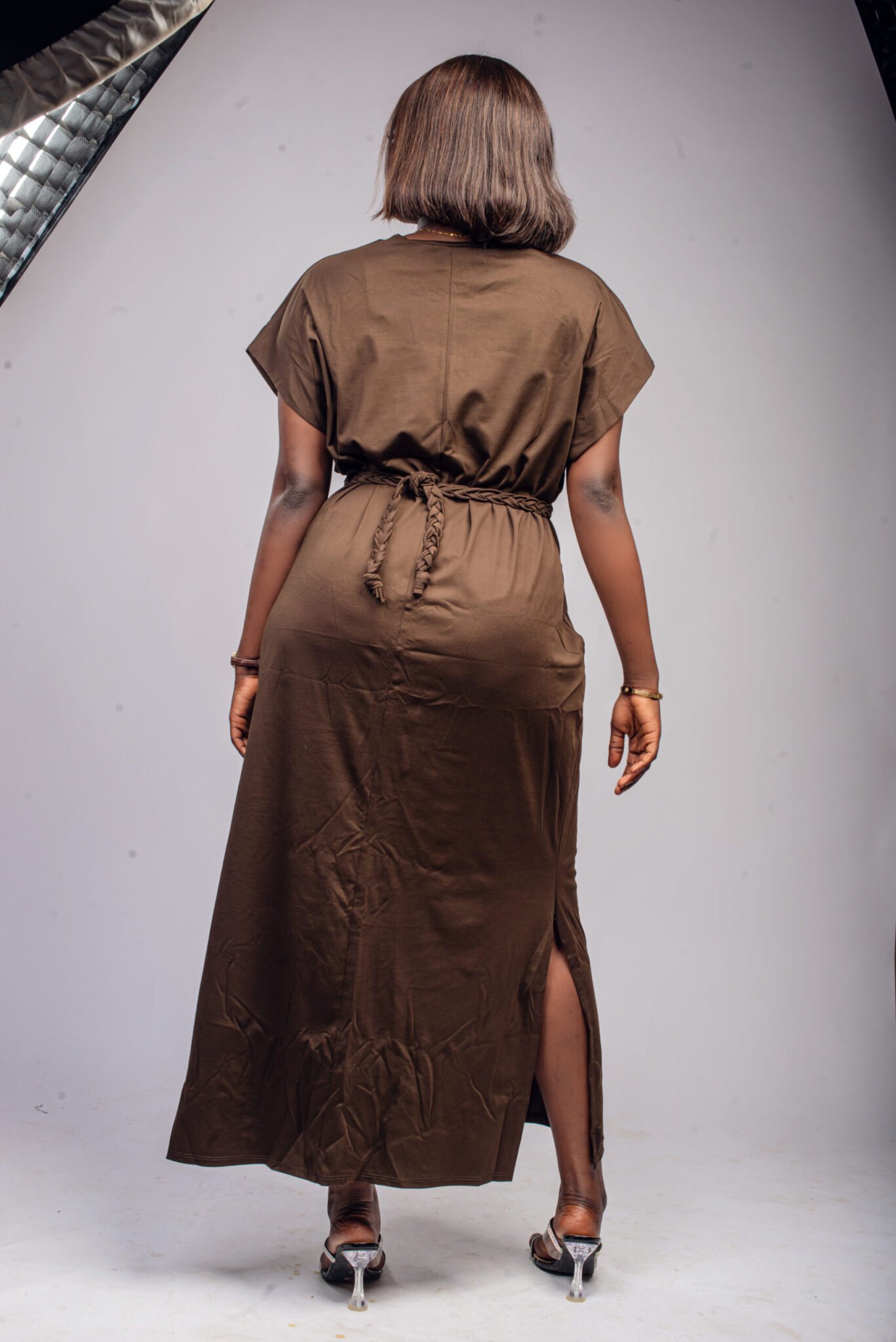 Robe longue marron manches courtes avec ceinture tressée – Image 3