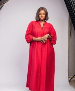 Robe rouge longue à col fendu et empiècement structurant à l'avant