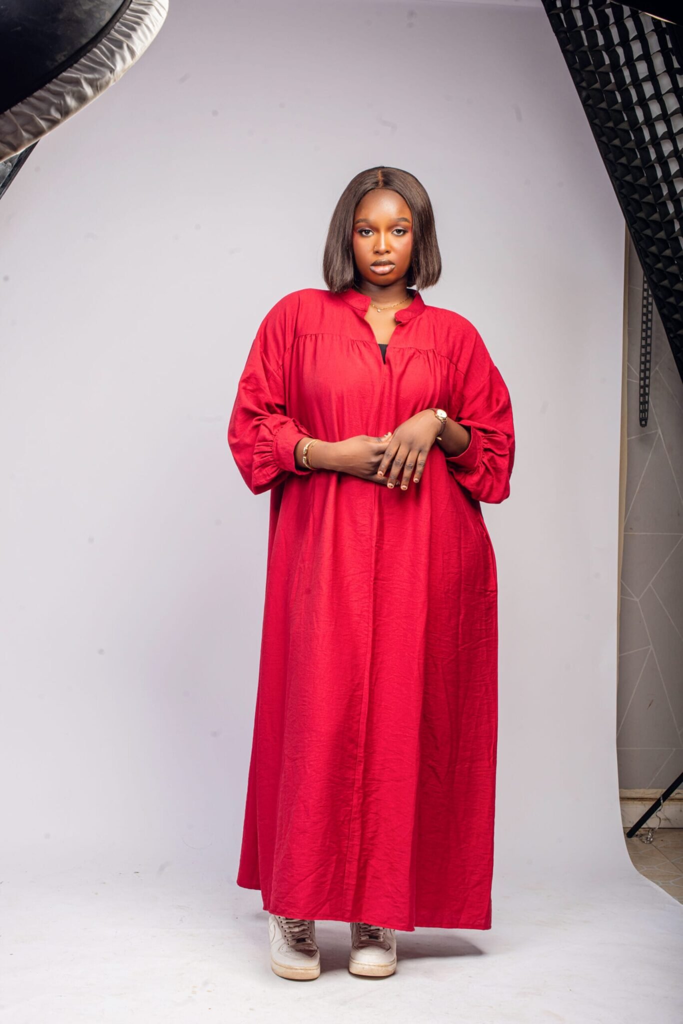 Robe rouge longue à col fendu et empiècement structurant à l'avant