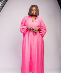 Robe rose longue à col fendu et empiècement structurant à l'avant