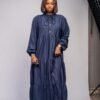 Robe longue bleue à col légèrement volanté