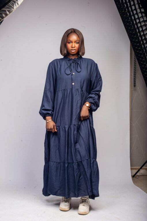 Robe longue bleue à col légèrement volanté