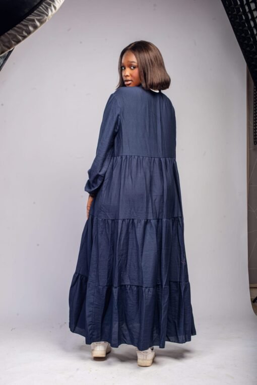 Robe longue bleue à col légèrement volanté – Image 2