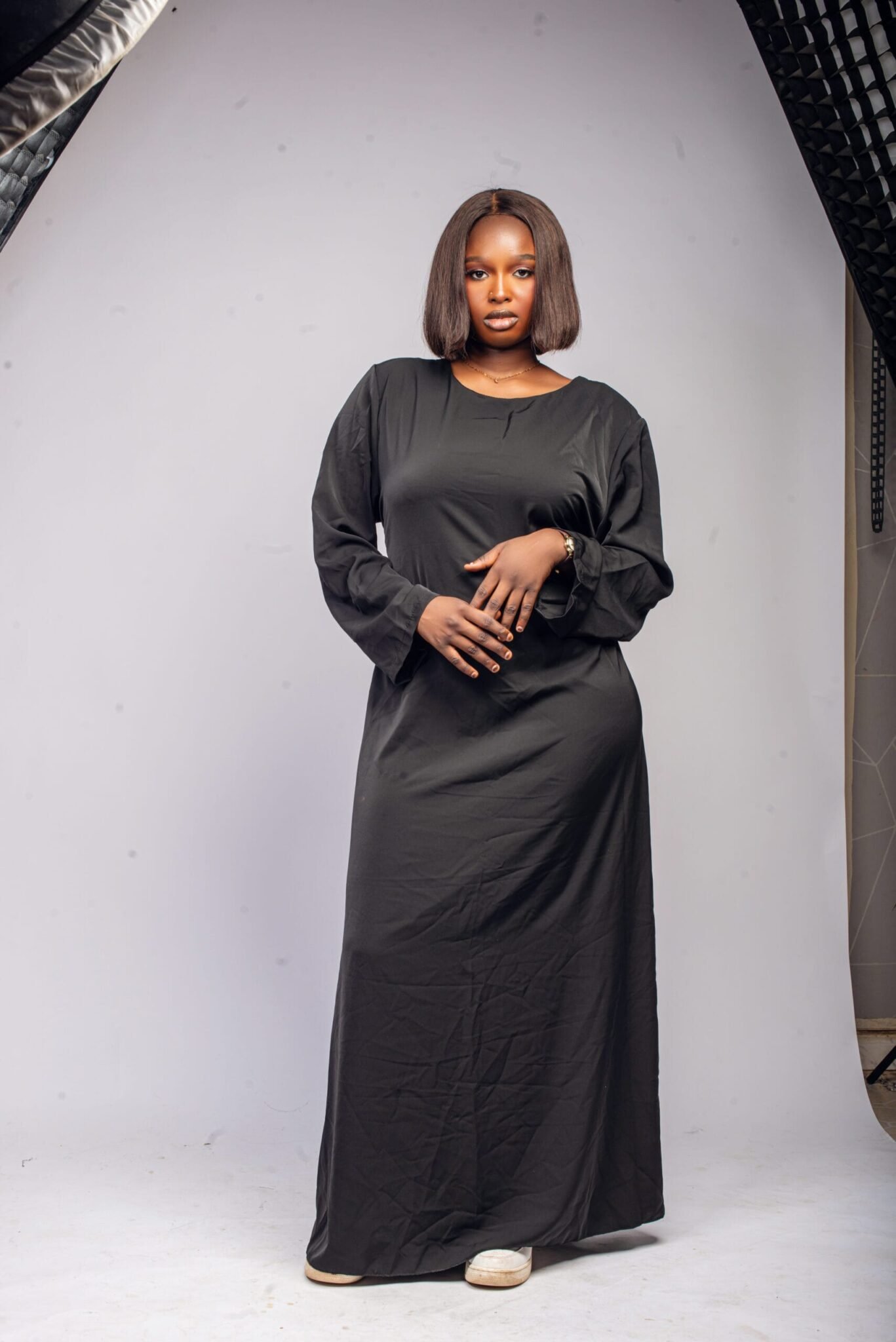 Robe longue noire élégante et fluide à nouer à l'arrière