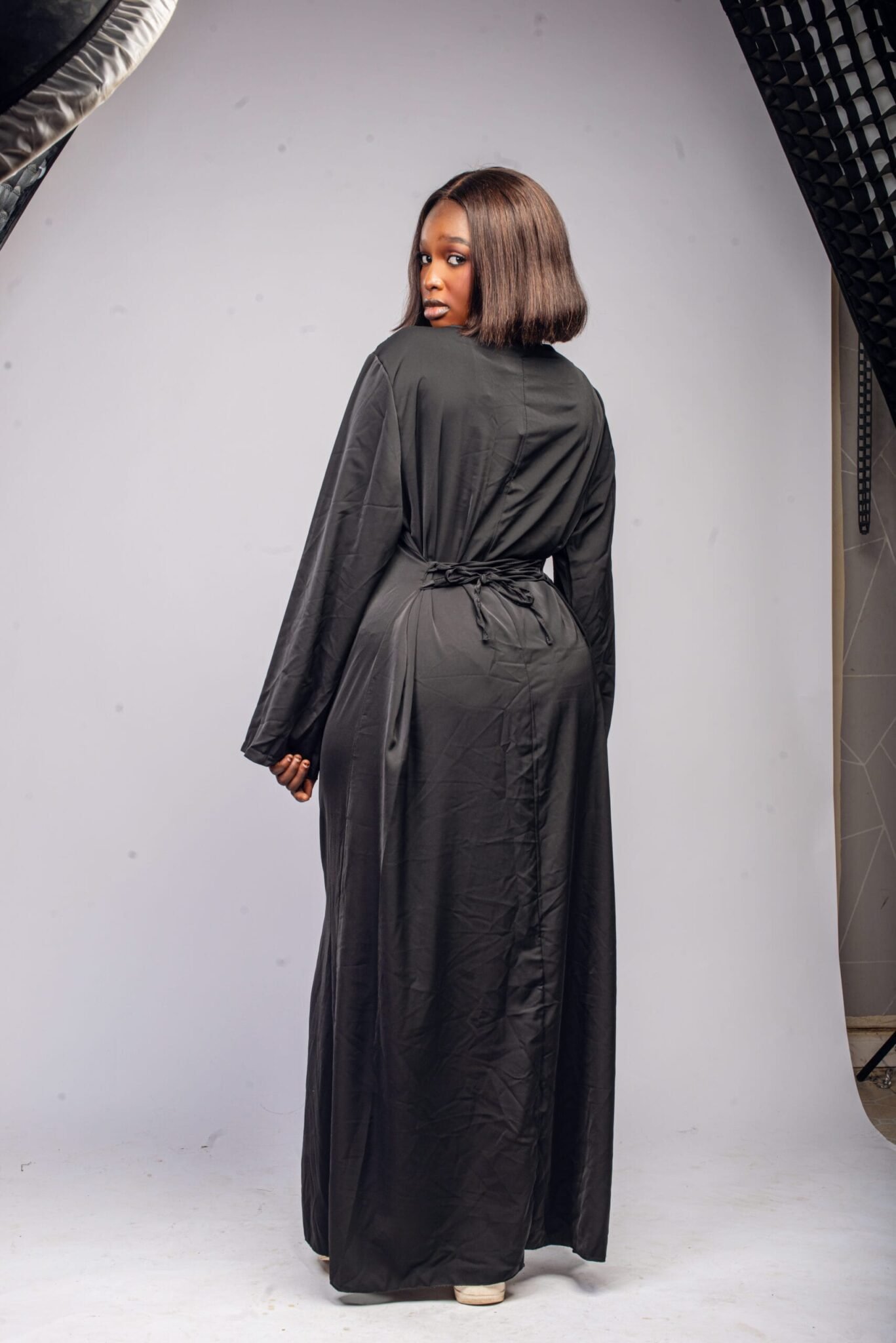 Robe longue noire élégante et fluide à nouer à l'arrière – Image 2