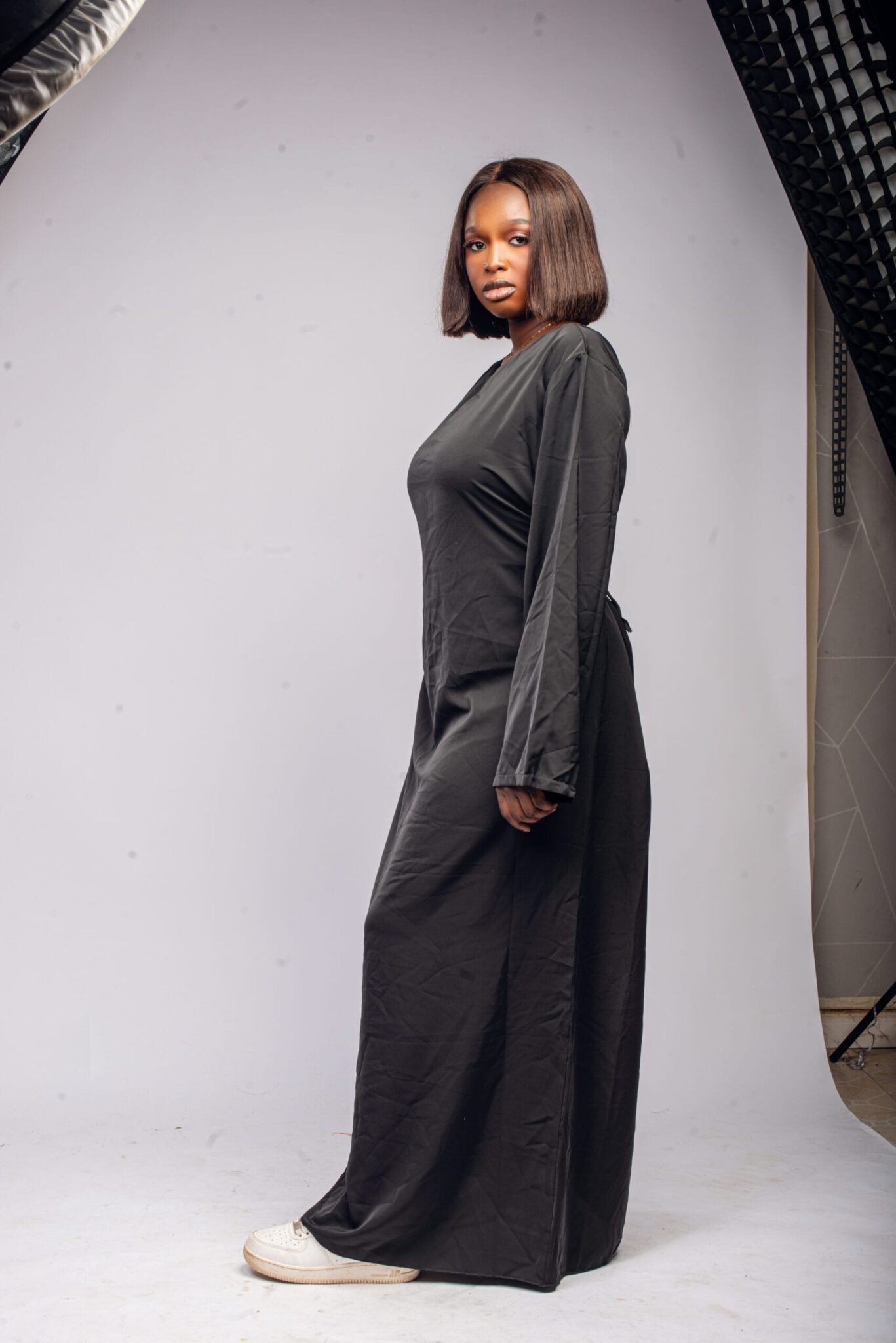 Robe longue noire élégante et fluide à nouer à l'arrière – Image 3