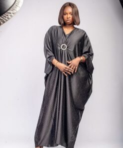 Robe longue noire satinée illuminée de strass fines