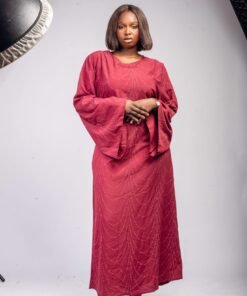 Robe longue fluide bordeaux ornée de strass fines