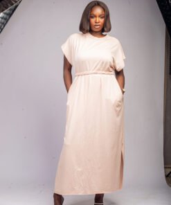 Robe longue beige clair manches courtes avec ceinture tressée