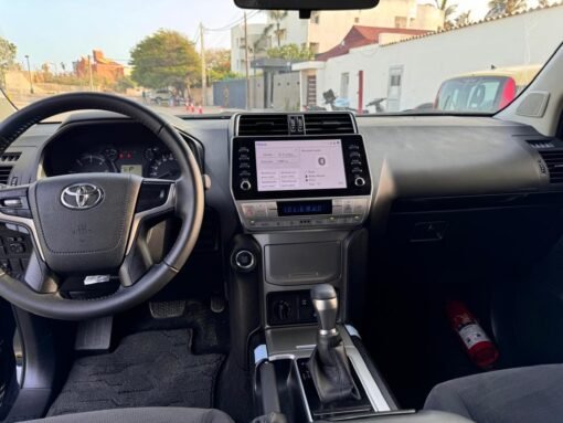 Location de véhicule avec chauffeur Toyota Prado intérieur alcantara 5 places – Image 2