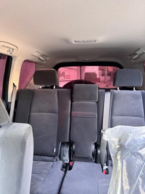Location de véhicule avec chauffeur Toyota Prado intérieur alcantara 5 places – Image 3