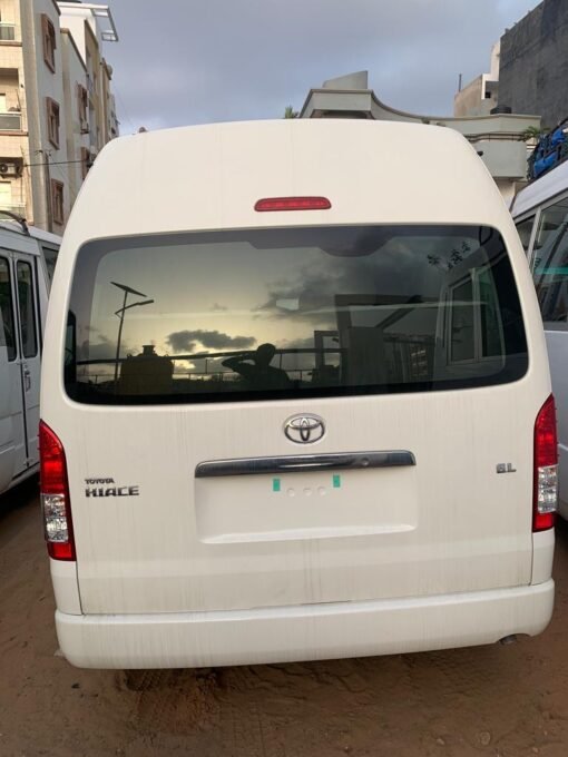 Location de véhicule Toyota Hiace 15 places – Image 4
