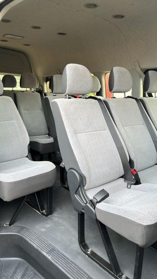 Location de véhicule Toyota Hiace 15 places – Image 3