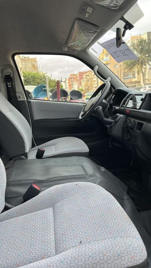 Location de véhicule Toyota Hiace 15 places – Image 2