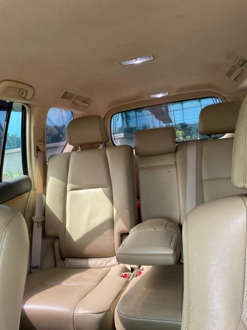 Location de véhicule avec chauffeur Toyota Prado intérieur cuir beige 5 places – Image 2