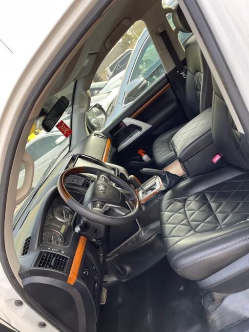 Location de véhicule avec chauffeur Toyota Land Cruiser 200 V8 Blanc 5 places – Image 3