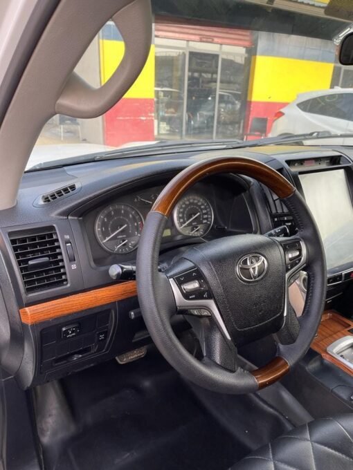 Location de véhicule avec chauffeur Toyota Land Cruiser 200 V8 Blanc 5 places – Image 2