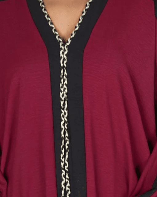Abaya ample bordeaux avec bande contrastée et cordelette tressée – Image 3