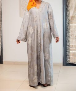 Robe longue grise à motifs floraux dorés