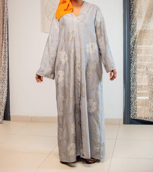 Robe longue grise à motifs floraux dorés